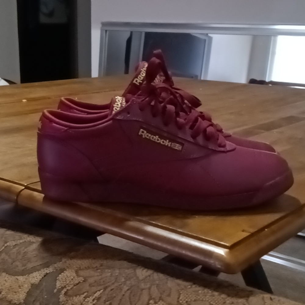Size 6 Reebok shoes